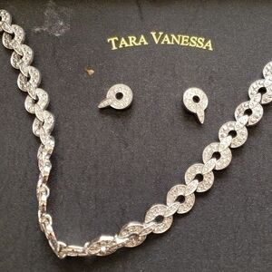 𝅺TARA Vanessa round link set necklace and post earrings.